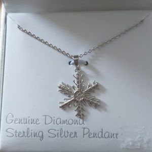Silver snowflake pendant necklace